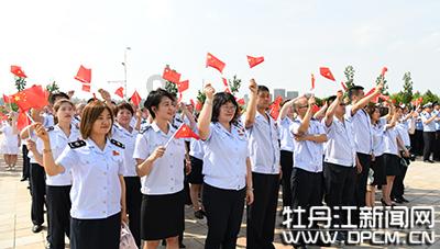 救援贪玩的大象